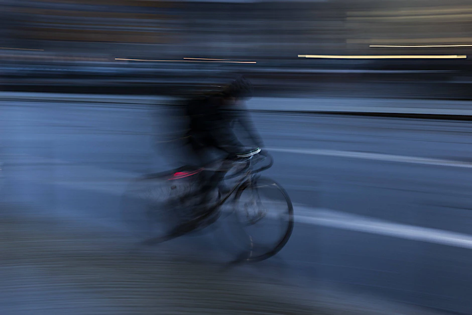 In Gesundbrunnen und Wedding werden seit einiger Zeit Seniorinnen von Radlern überfallen. Die Polizei prüft, ob es sich dabei um denselben Täter handelt.