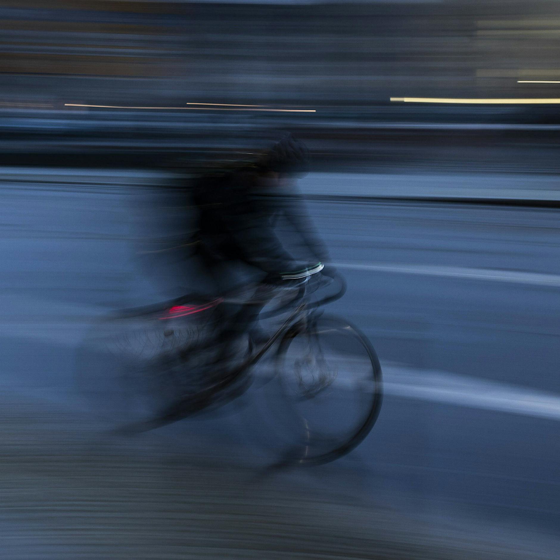 Berlin: Radfahrer überfällt Seniorin und verletzt sie schwer