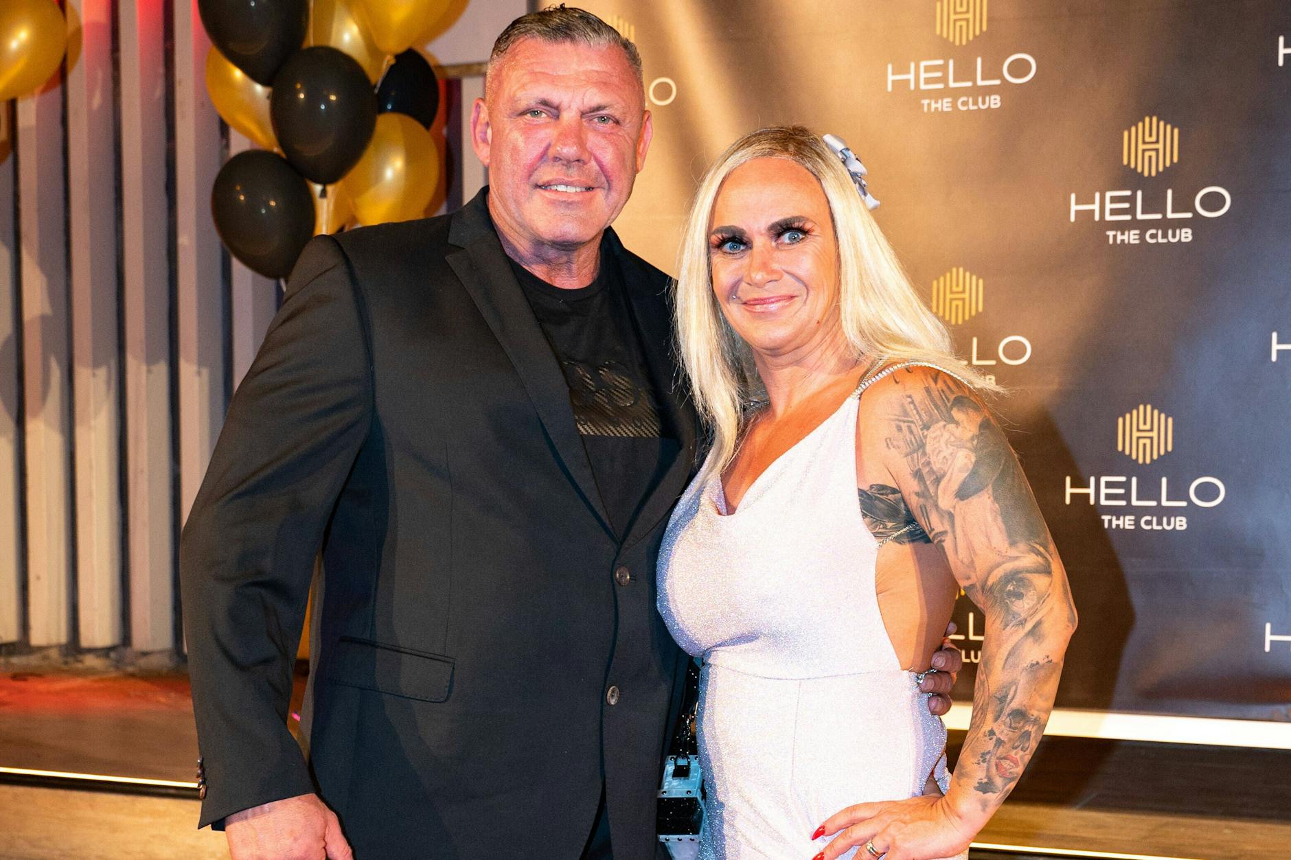 Das Auswanderer-Pärchen Andreas und Caro Robens bei einer Cluberöffnung auf Mallorca.