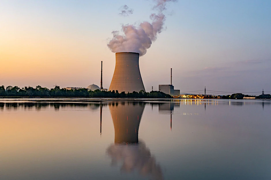 ARCHIV - Wasserdampf steigt aus dem Kühltum des Atomkraftwerks (AKW) Isar 2.  