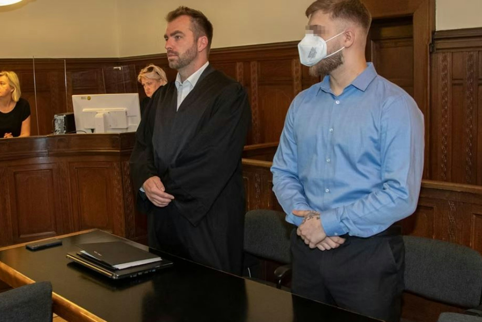 Refail A. (26, r.) fuhr betrunken und ohne Führerschein:
Am Bahnhof Zoo in Berlin überrollte er drei Obdachlose.