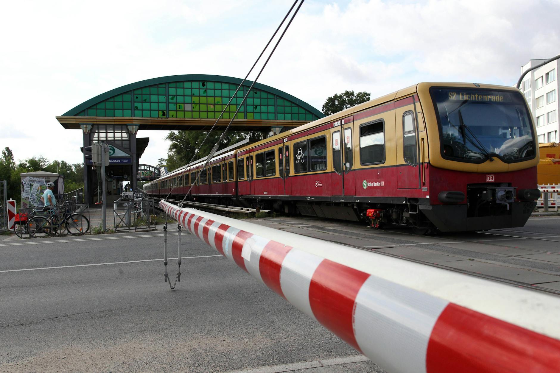 Ein S-Bahn-Zug der Linie S2 am Bahnhof Buckower Chaussee in Berlin. Im Süden endet die Strecke seit 1992 in Blankenfelde. Politiker und Bürger wünschen, dass sie nach Rangsdorf verlängert wird.