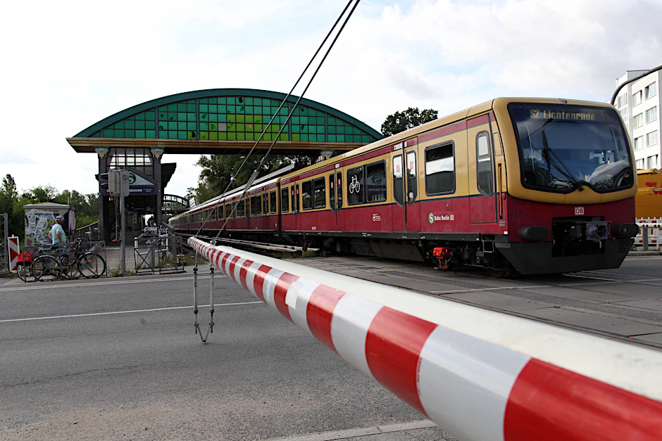 Ein S-Bahn-Zug der Linie S2 am Bahnhof Buckower Chaussee in Berlin. Im Süden endet die Strecke seit 1992 in Blankenfelde. Politiker und Bürger wünschen, dass sie nach Rangsdorf verlängert wird.