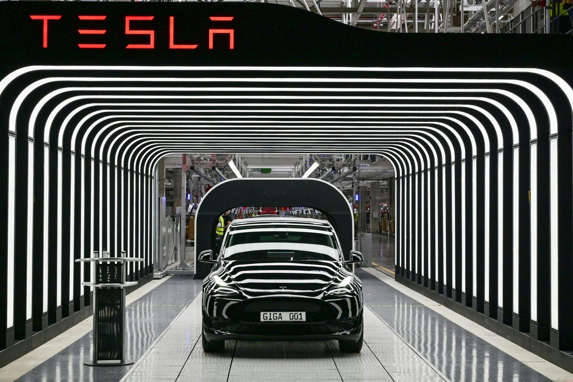 Ein Elektroauto aus der Tesla-Fabrik in Grünheide bei Berlin.
