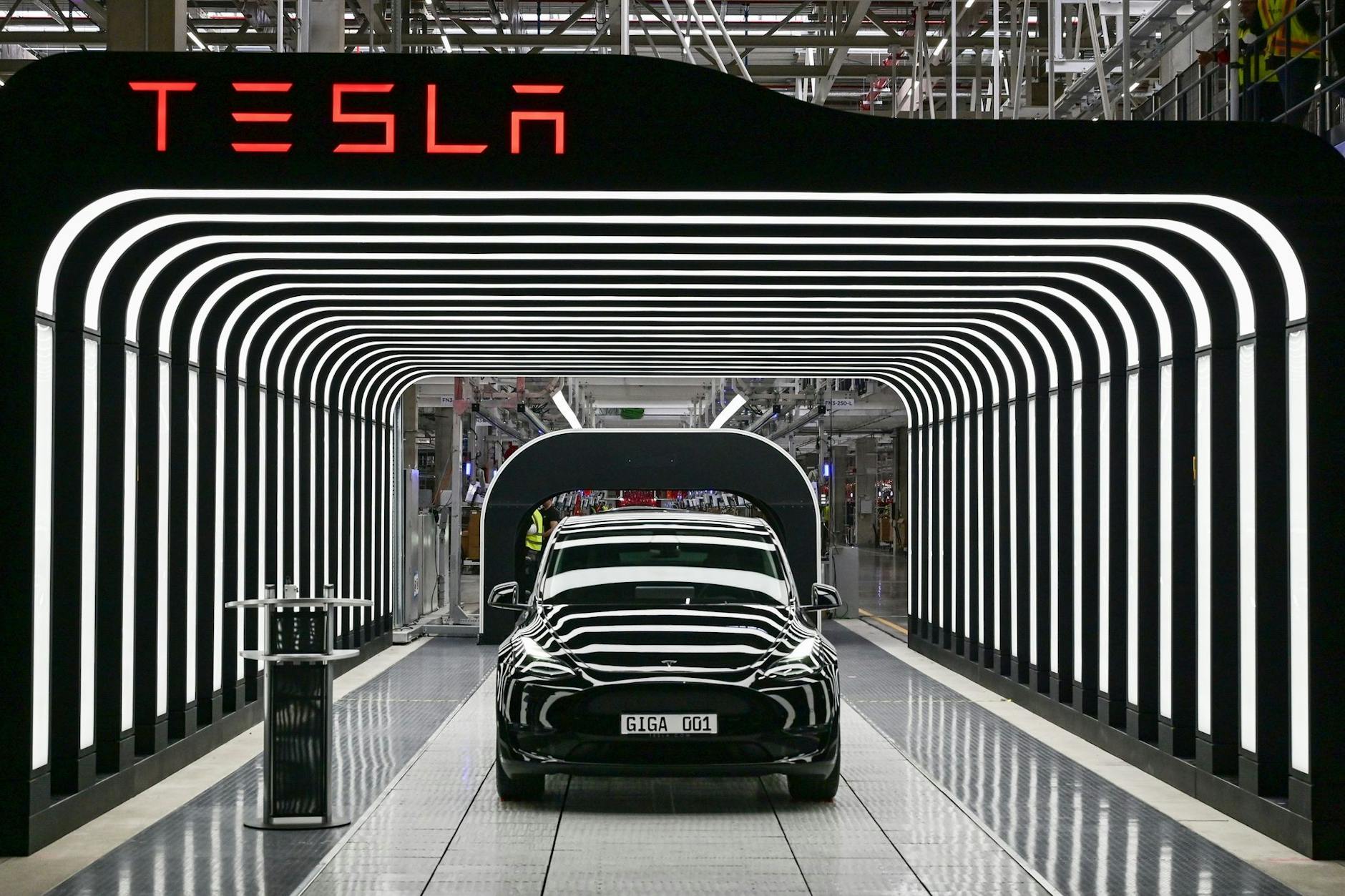 Ein Elektroauto vom Typ Model Y steht zur Eröffnung der Tesla Gigafactory auf einem Band.