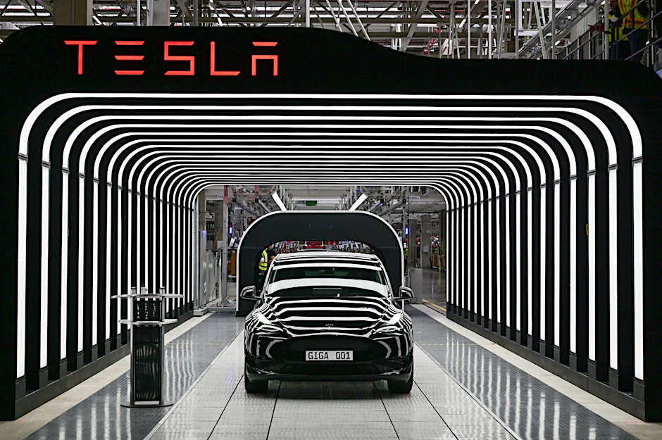 Ein Elektroauto vom Typ Model Y steht zur Eröffnung der Tesla Gigafactory auf einem Band.