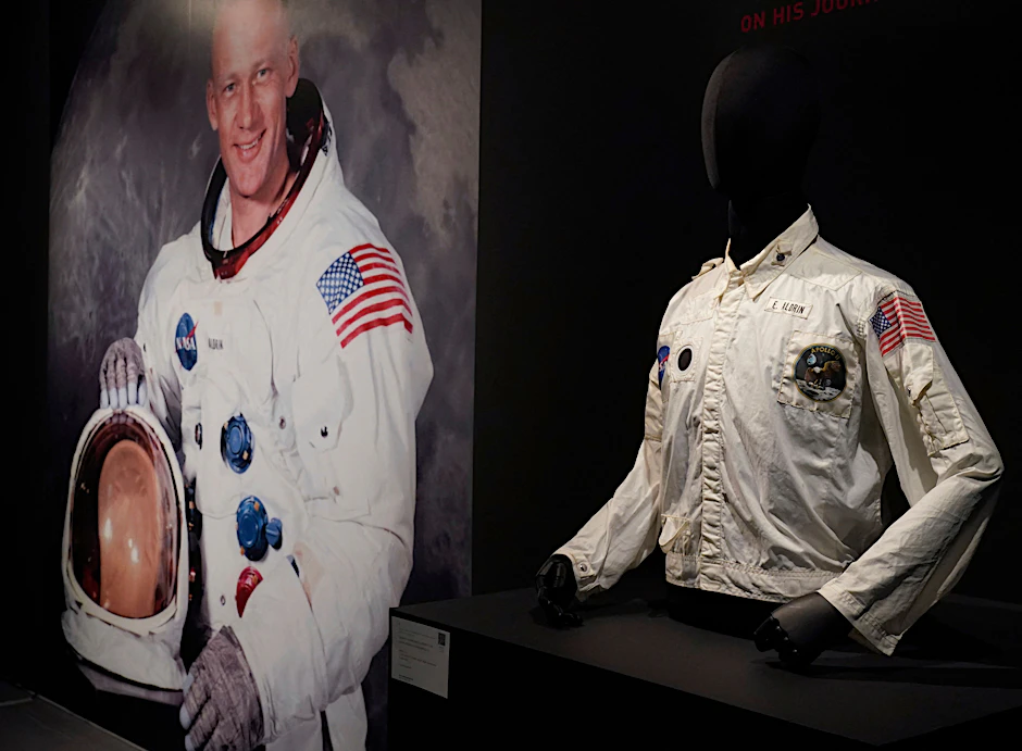 Buzz Aldrins Jacke, die er bei seiner Apollo-11-Mission zum Mond trug, ist bei Sotheby’s in New York zu sehen.