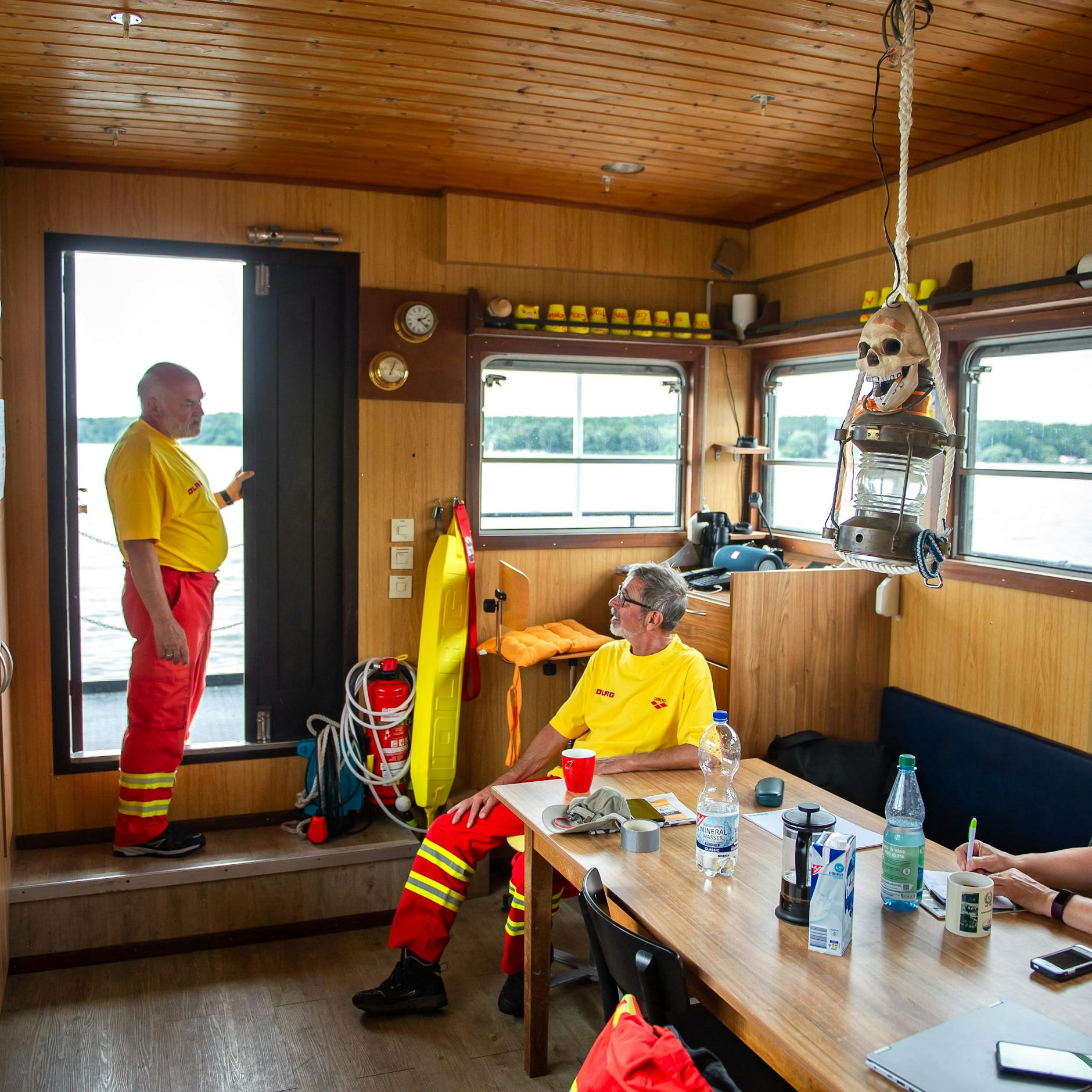 Aufenthaltsraum auf dem DLRG-Hausboot: Das Funkgerät schnarrt immer. Und der Totenkopf hört zu.