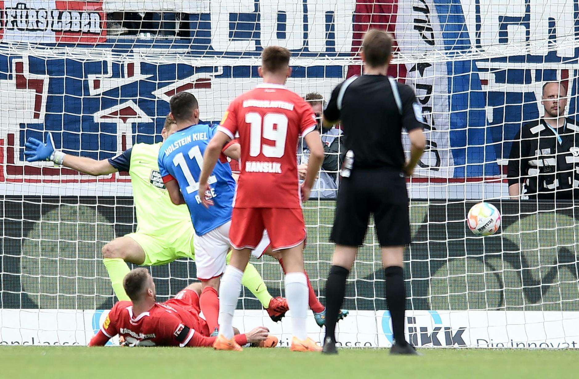 Holstein Kiel und Kaiserslautern trennen sich mit einem Unentschieden.