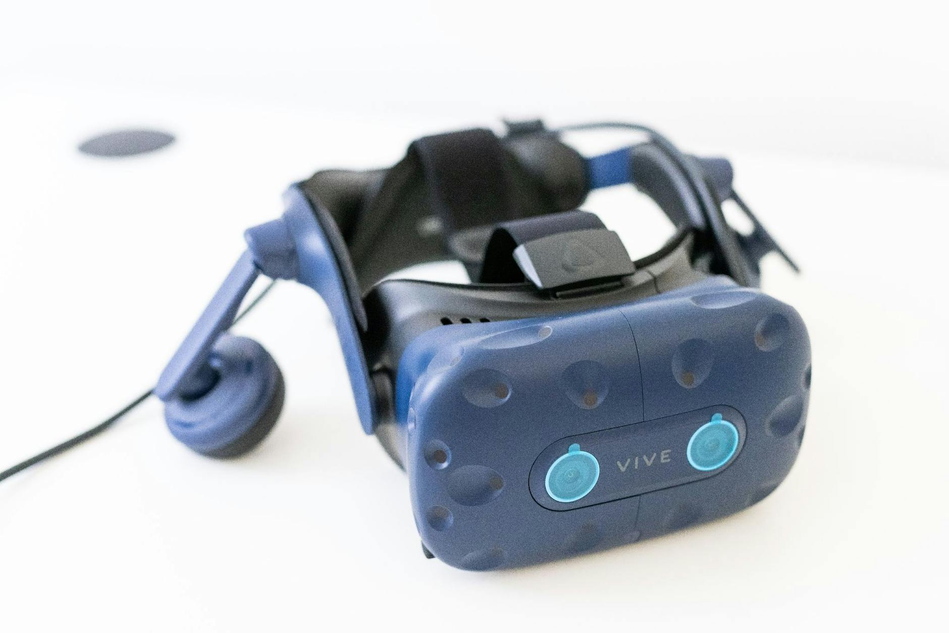 Ein Virtual-Reality-Headset liegt im «MAXLab» des Max-Planck-Institut zur Erforschung von Kriminalität, Sicherheit und Recht auf einem Tisch.