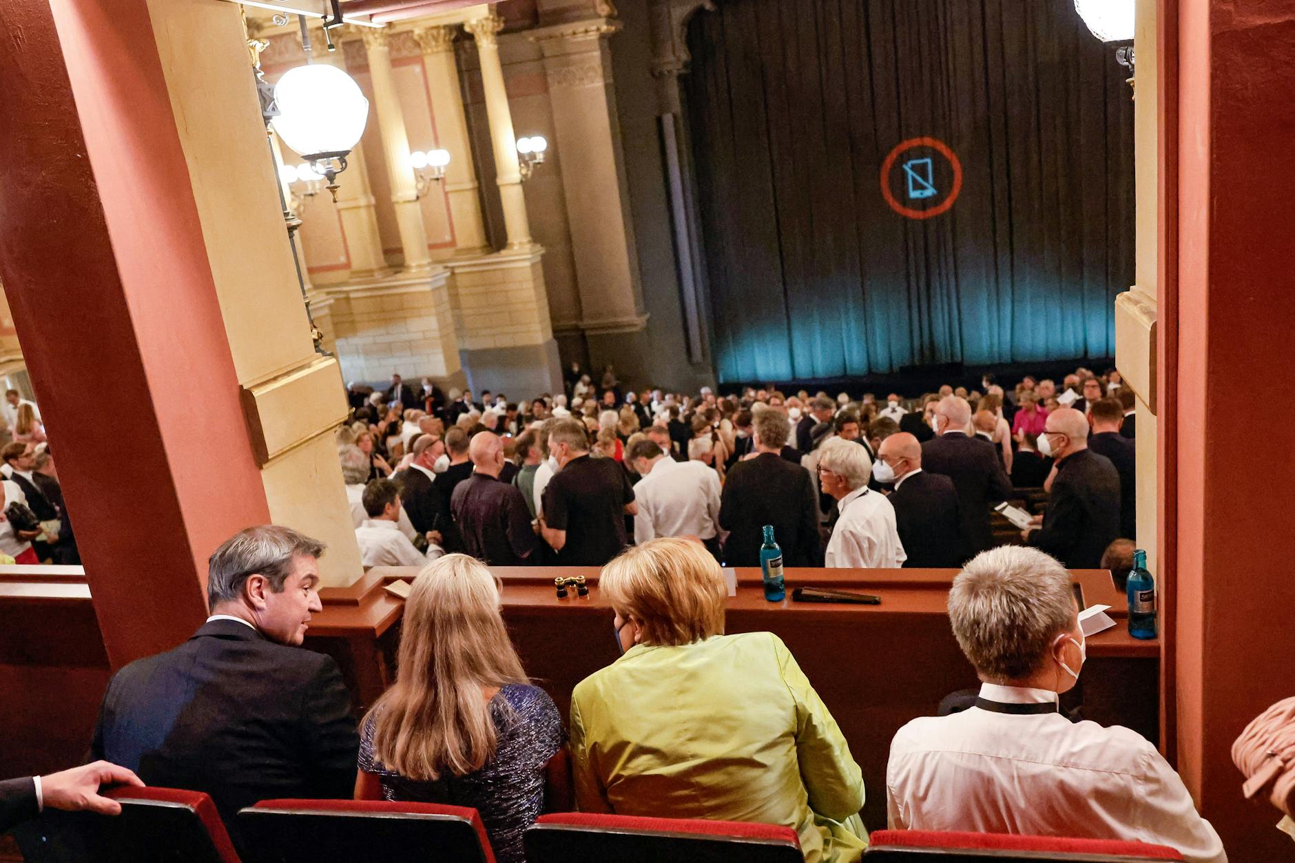 Bei der Eröffnung der Bayreuther Richard-Wagner-Festspiele waren hochkarätige Gäste geladen – etwa Markus Söder (CSU) und Ex-Kanzlerin Angela Merkel (CDU).