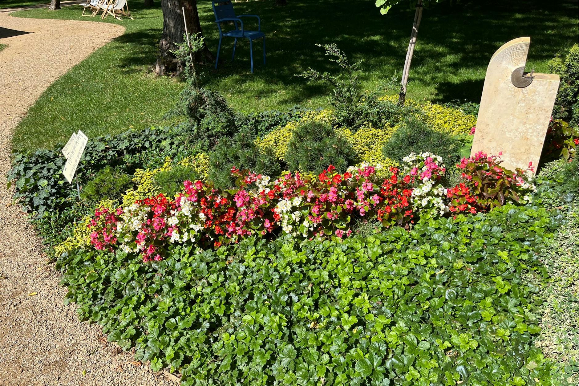 Im Andachtsgarten der Landesgartenschau Beelitz zeigt einer der Grabsteine eine Sonne mit dem Lebensweg.