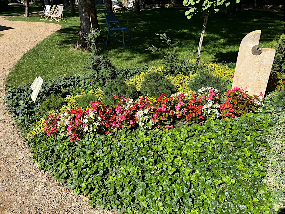 Im Andachtsgarten der Landesgartenschau Beelitz zeigt einer der Grabsteine eine Sonne mit dem Lebensweg.