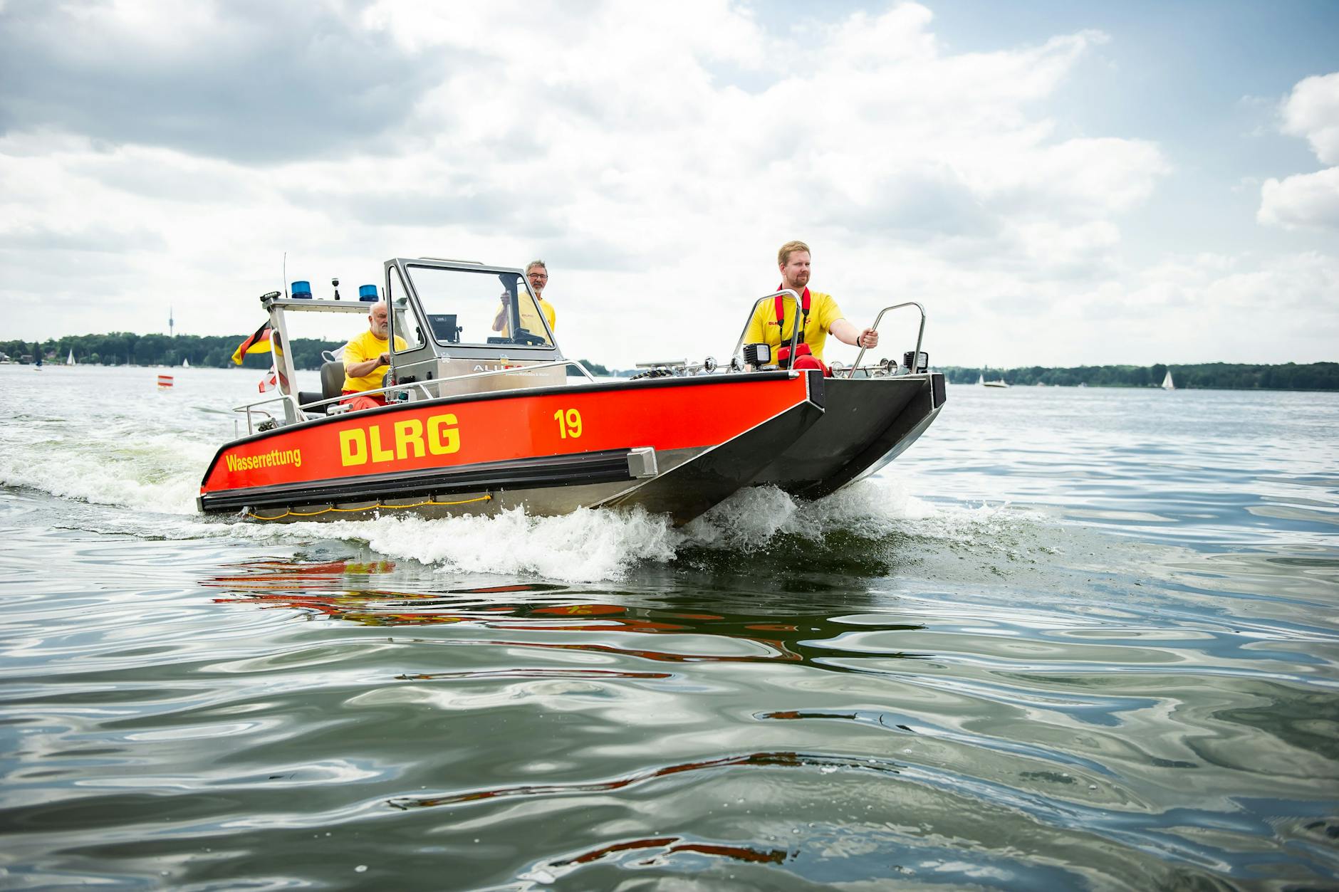 Die Wasserretter bei der Patrouille auf der Unterhavel: am Steuer Wolfgang Birth, ganz vorne Max Penzel, dazwischen Frank Lange.