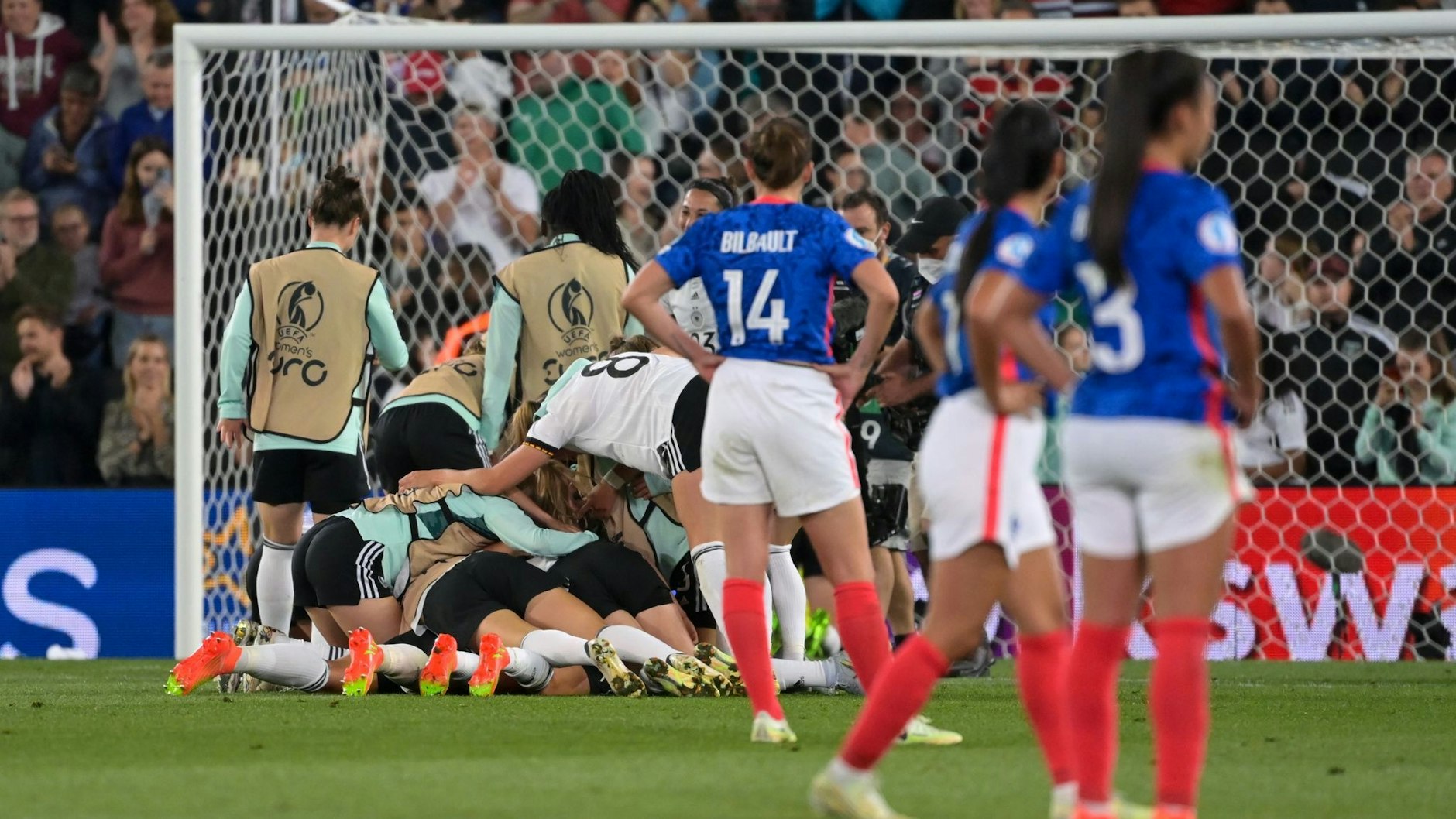 Deutschlands Spielerinnen bejubeln nach dem Abpfiff den Einzug ins EM-Finale. Sie schlugen die französische Mannschaft 2:1, spielen nun am Sonntag gegen England um den Titel.