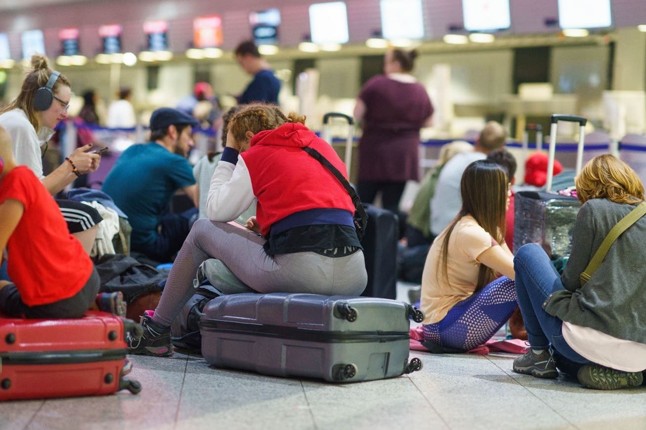 Flugausfälle wegen Warnstreiks: Lufthansa-Passagiere warten am frühen Morgen am Frankfurter Flughafen auf eine Reisemöglichkeit.