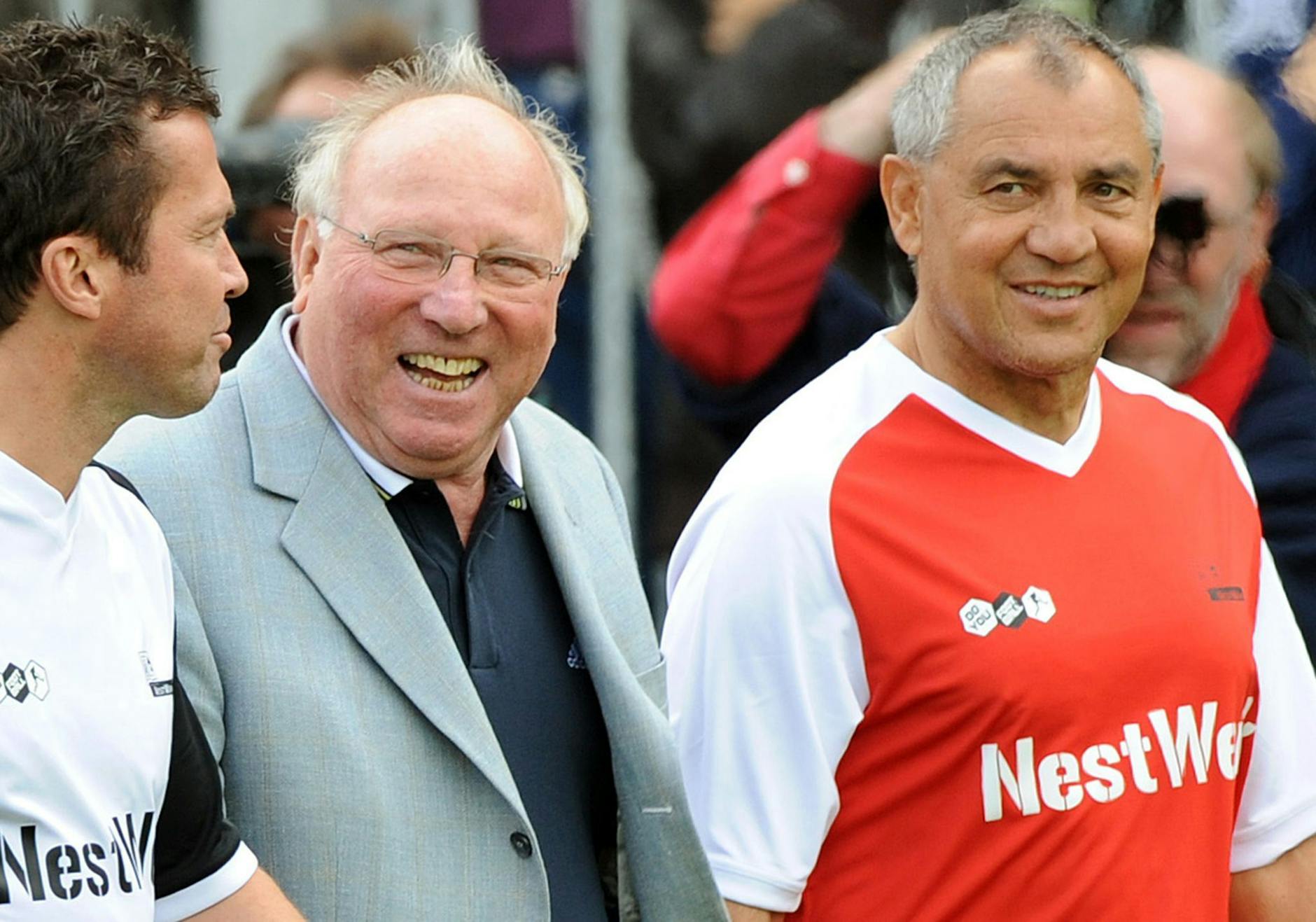 ARCHIV - Lange verbunden: Uwe Seeler und Felix Magath.