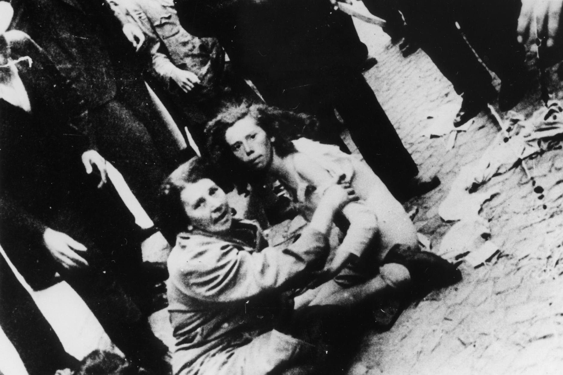 Misshandelte Jüdinnen in Lemberg: Nach der Eroberung der Stadt durch die Wehrmacht am 30. Juni 1941 kam es zu massiven Ausschreitungen gegen die jüdische Bevölkerung. Dabei tat sich vor allem die ukrainische Miliz <a href="https://de.wikipedia.org/wiki/OUN">OUN</a>-B hervor.