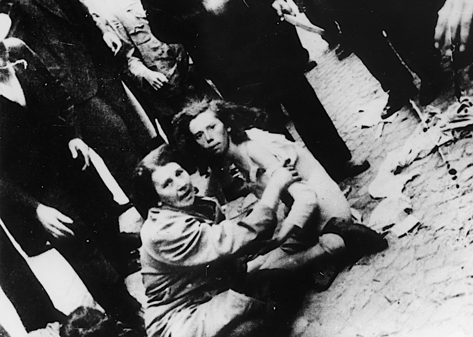 Misshandelte Jüdinnen in Lemberg: Nach der Eroberung der Stadt durch die Wehrmacht am 30. Juni 1941 kam es zu massiven Ausschreitungen gegen die jüdische Bevölkerung. Dabei tat sich vor allem die ukrainische Miliz <a href="https://de.wikipedia.org/wiki/OUN">OUN</a>-B hervor.