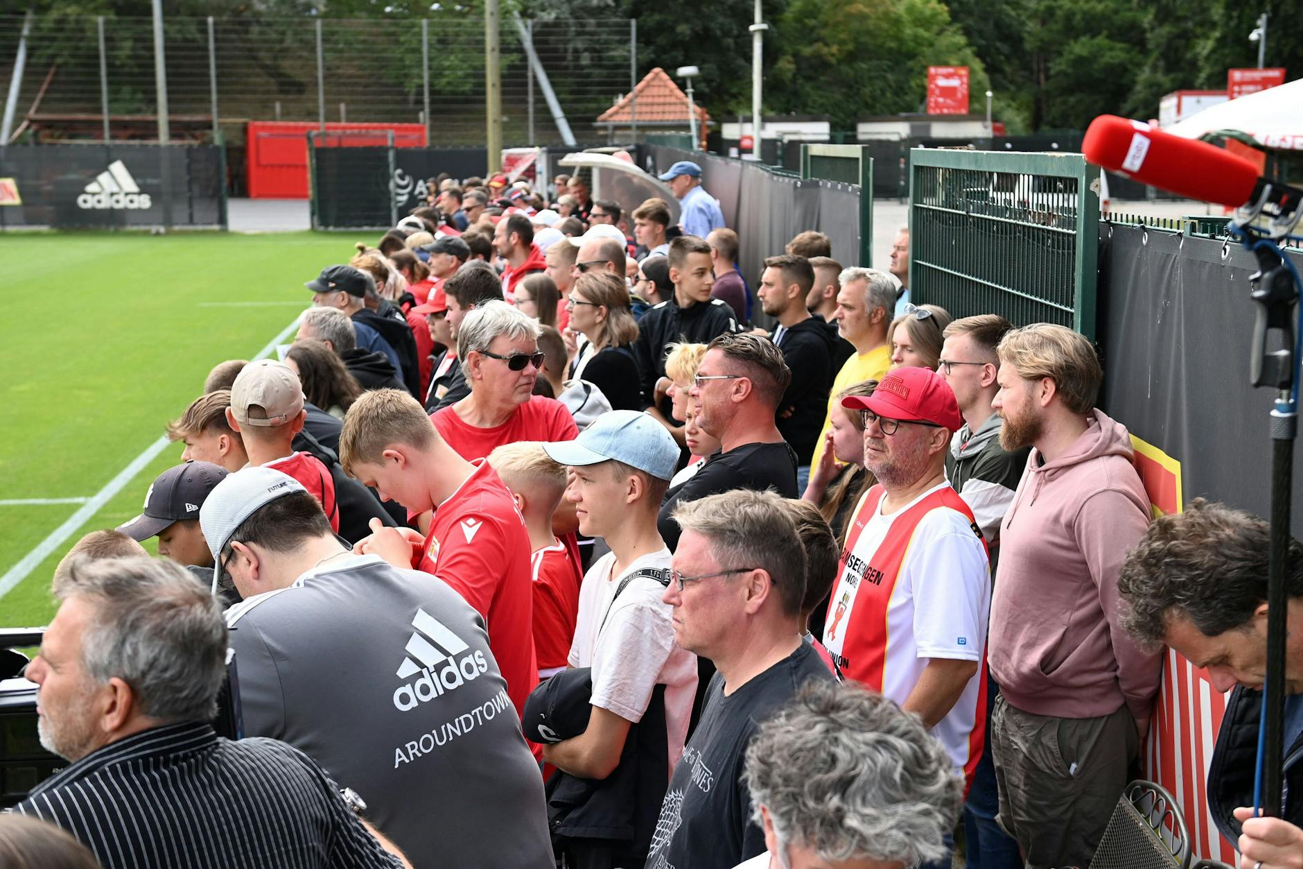Dicht an dicht standen die Unionfans am Mittwoch beim Training der Eisernen.