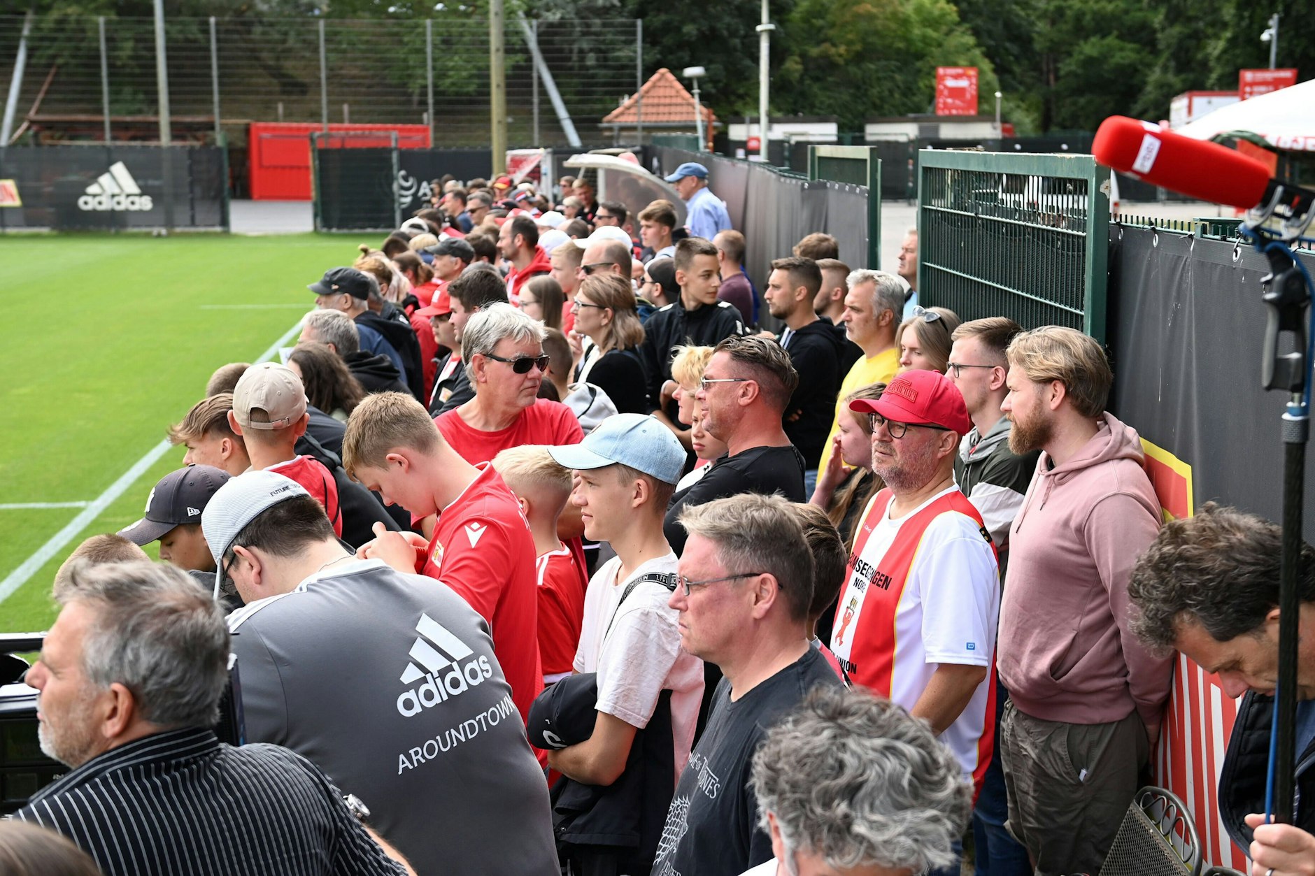 Dicht an dicht standen die Unionfans am Mittwoch beim Training der Eisernen.