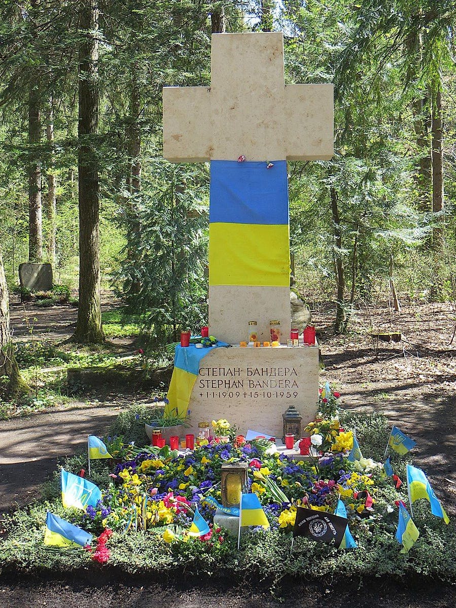 Grab auf dem <a href="https://de.wikipedia.org/wiki/Waldfriedhof_(M%C3%BCnchen)">Waldfriedhof in München</a> im April 2022