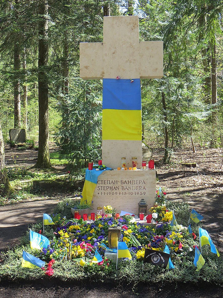 Grab auf dem <a href="https://de.wikipedia.org/wiki/Waldfriedhof_(M%C3%BCnchen)">Waldfriedhof in München</a> im April 2022