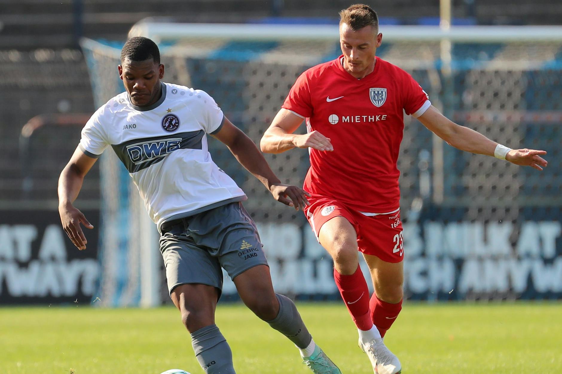 Ex-Dynamo Matthias Steinborn im Laufduell mit BFC Neuzugang Arthur Ekallé (l.) beim Geheimtest vorige Woche