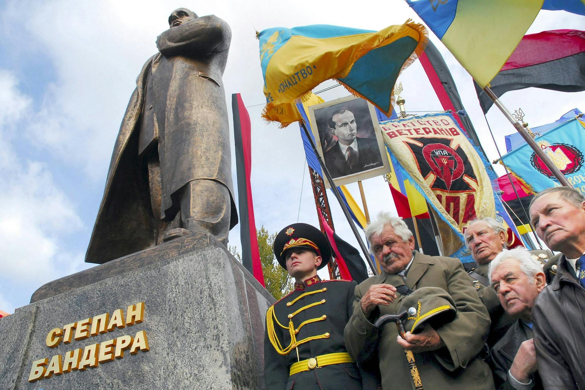 Enthüllung einer Statue des ukrainischen Nationalistenführers Stepan Bandera 2007 in Lwiw (ehemals Lemberg) – die Skulptur ähnelt im Habitus den serienweise produzierten Leninfiguren.