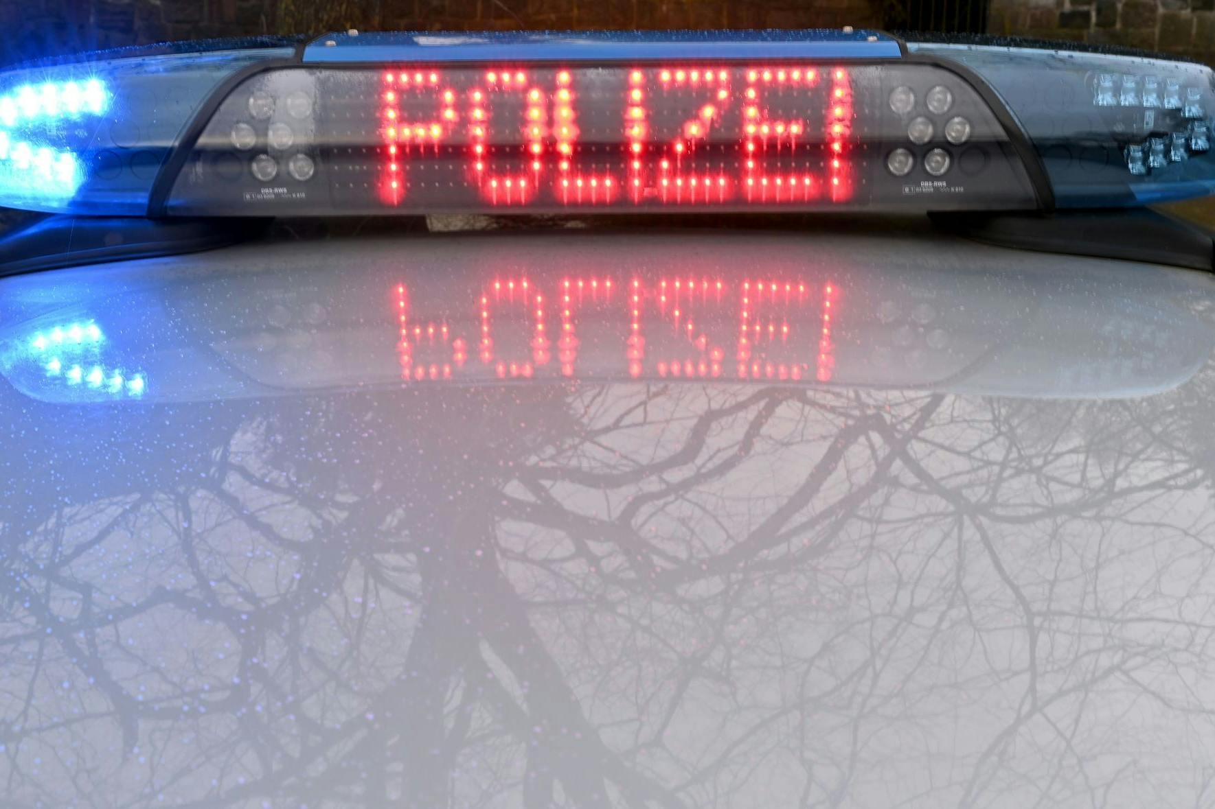 Der Schriftzug „Polizei“ leuchtet auf dem Dach eines Streifenwagens (Symbolbild).
