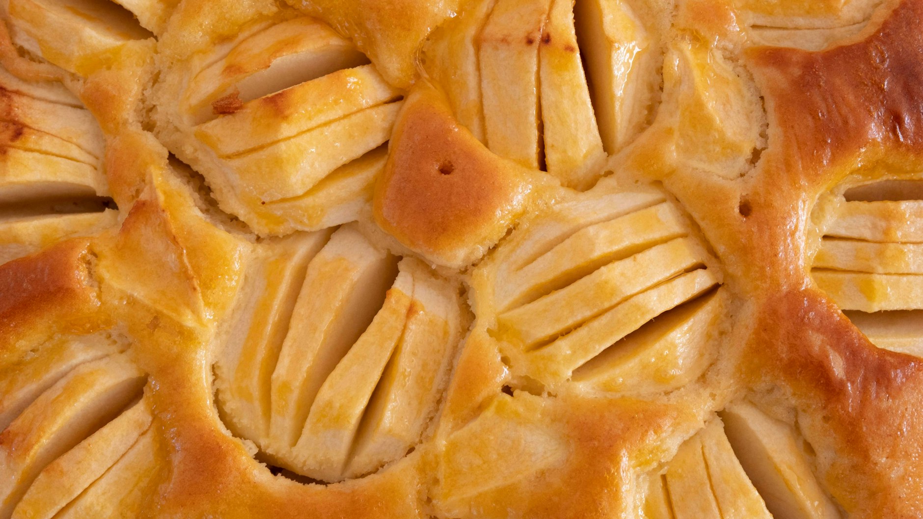 Die Äpfel werden beim Backen herrlich weich, in Kombination mit dem fluffigen, süßen Teig wird daraus ein herrlicher Apfelkuchen.