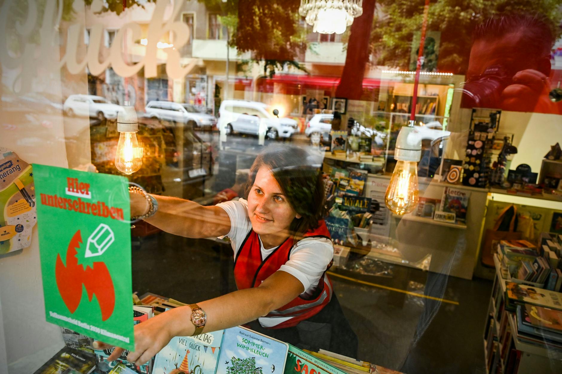 Ein Plakat im Schaufenster weist daraufhin, dass Berliner hier für das Volksbegehren unterschreiben können.