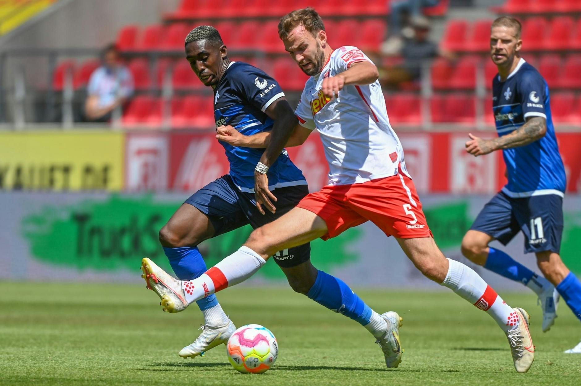 Benedikt Gimber von Jahn Regensburg (r) und Frank Ronstadt von Darmstadt 98 kämpfen um den Ballbesitz.