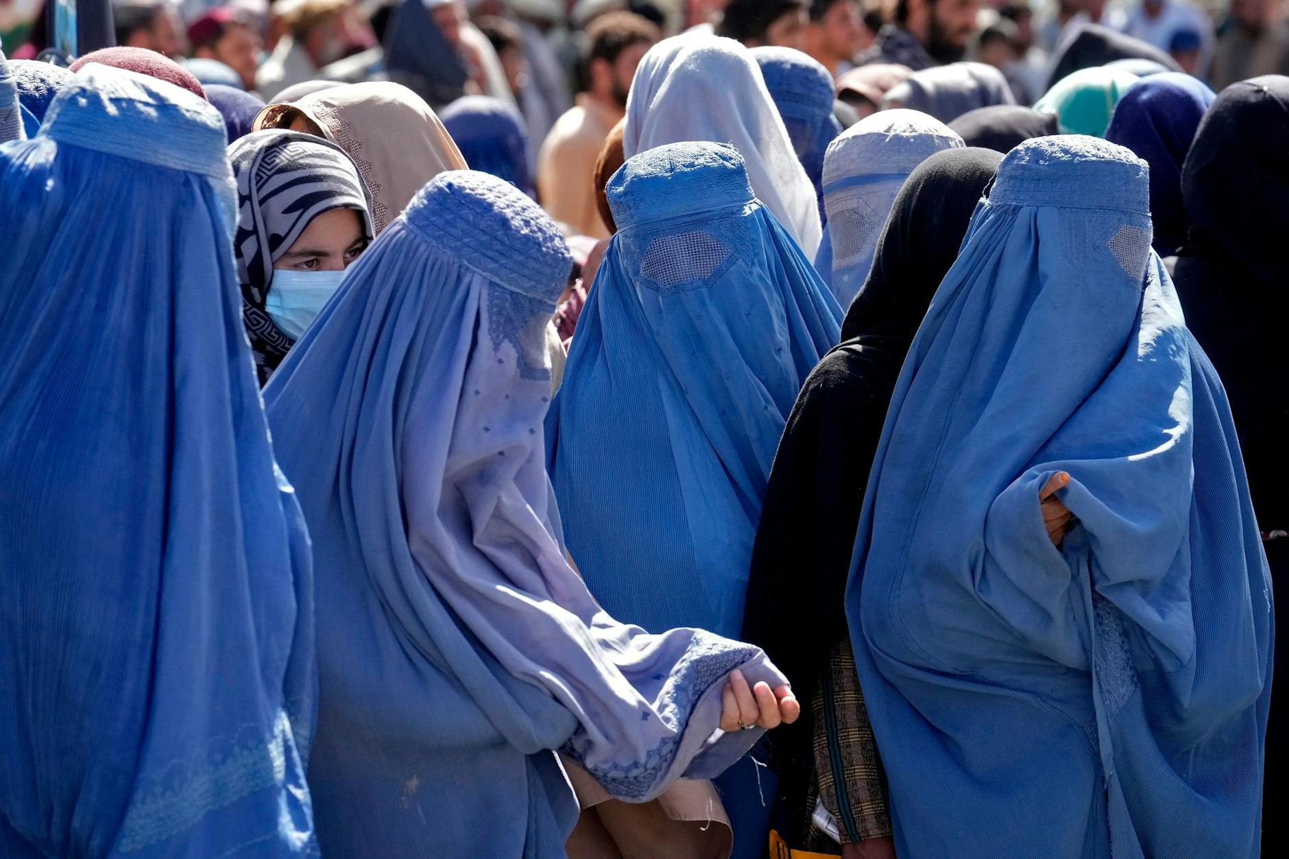 ARCHIV - Frauen warten in Kabul auf Lebensmittelrationen von einer humanitären Hilfsorganisation aus Saudi-Arabien.