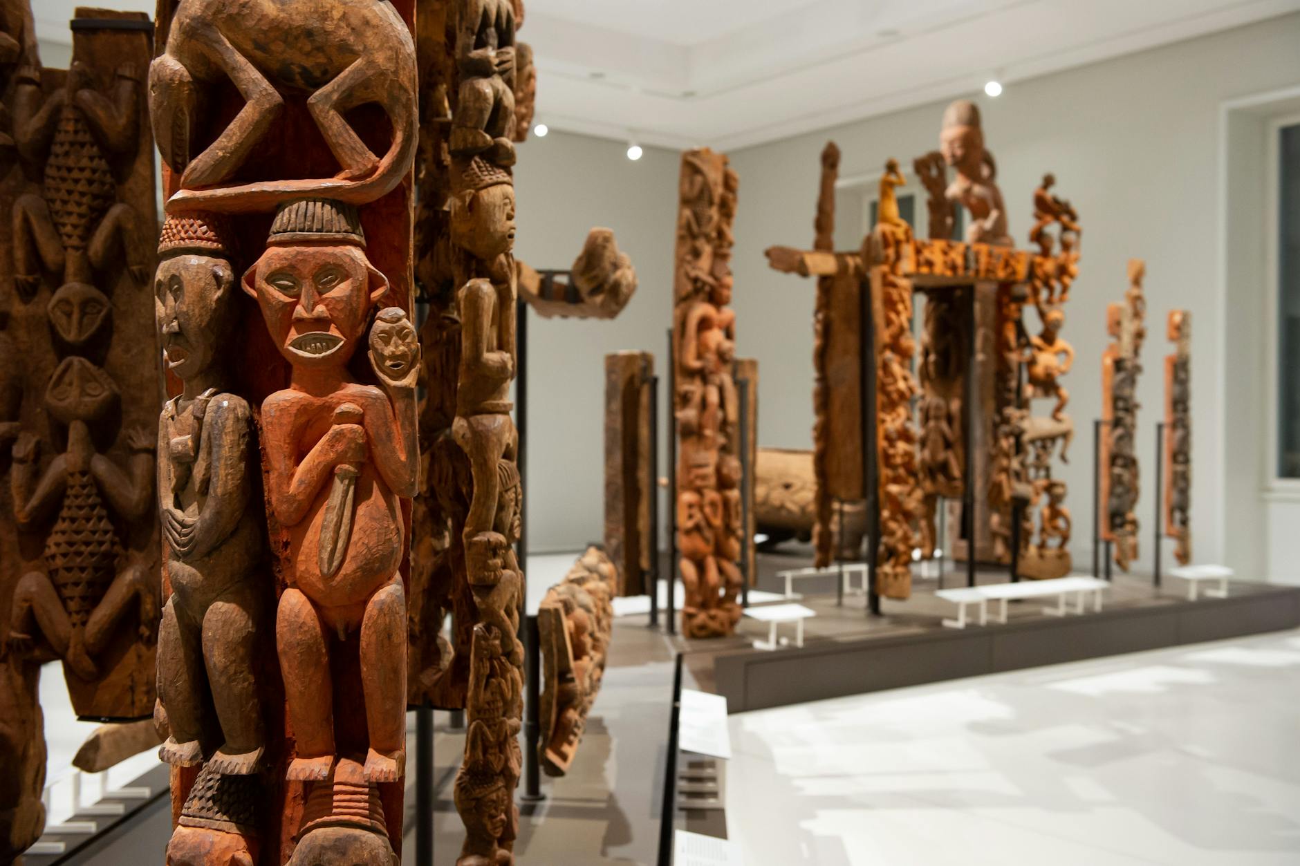 Artefakte im Kamerun-Saal des Humboldt-Forums