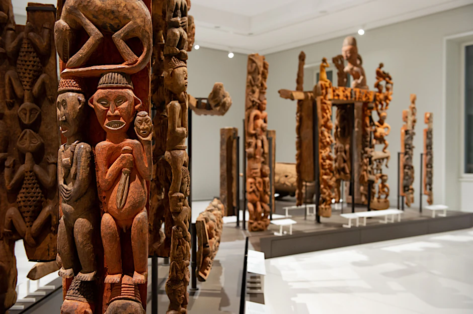 Artefakte im Kamerun-Saal des Humboldt-Forums