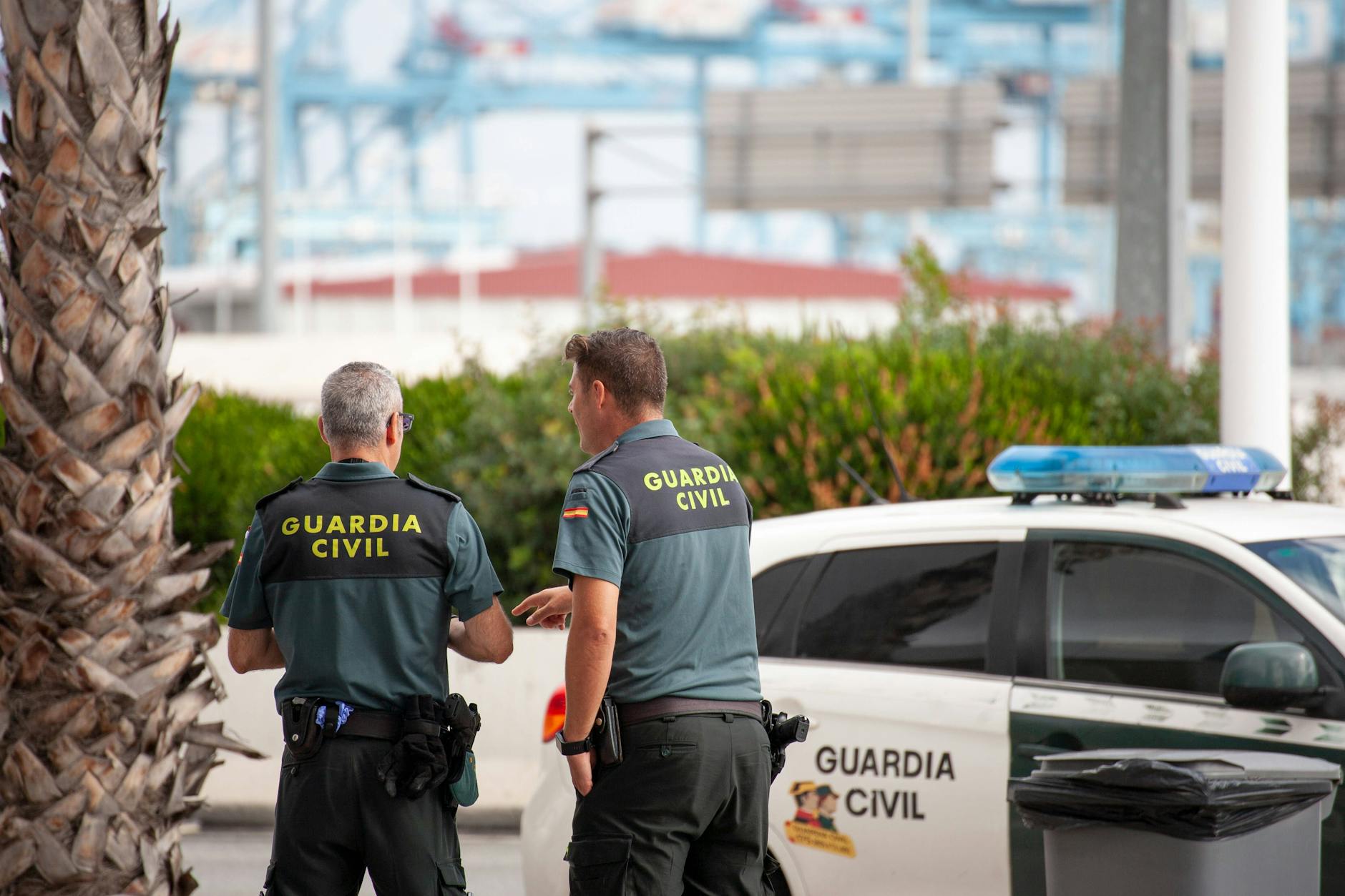 Die spanische Polizei steht vor einem Einsatzwagen. (Symbolbild)
