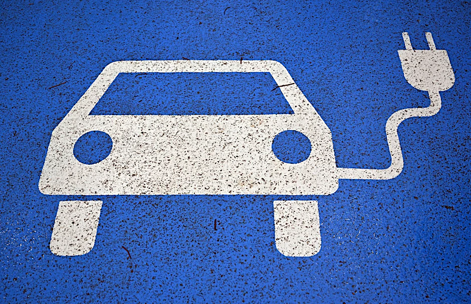 ARCHIV - Ein Piktogramm zeigt ein E-Auto:  Käufer von Elektroautos sollen künftig weniger Unterstützung vom Staat bekommen.  