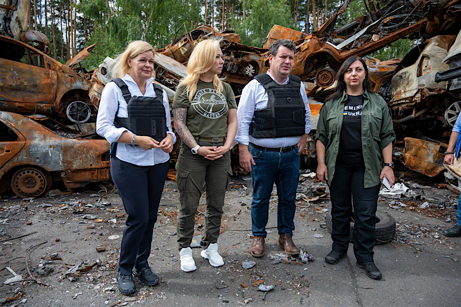 Nancy Faeser (SPD), die Leiterin des Stadtrats von Irpin, Hubertus Heil und die stellvertretende Innenministerin der Ukraine. Dieses Foto sorgt für Ärger.