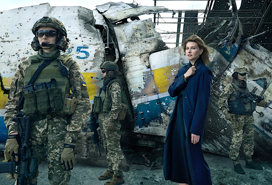 Eine Fotografie von Annie Leibovitz erzeugt Unmut in der Bubble: Olena Selenska vor einer zerstörten Antonow AN-225 in Hostomel, umringt von ukrainischen Soldatinnen.