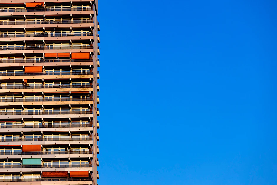 Ein mehrstöckiges Wohnhaus vor blauem Himmel (Symbolbild).