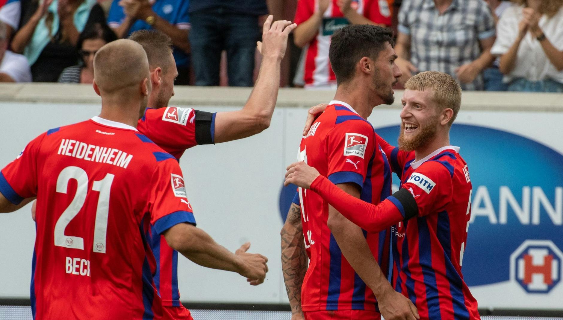 Bejubelt das Tor zum 2:0 gegen Braunschweig: Heidenheims Tim Kleindienst (2.v.r).
