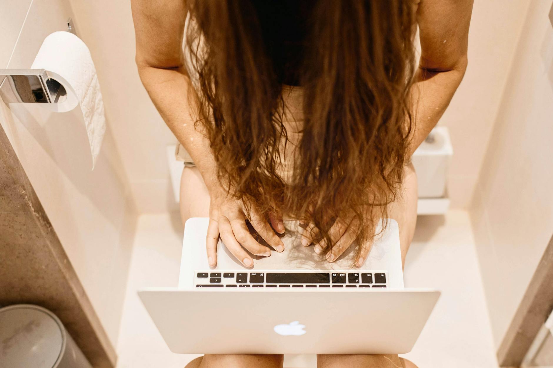 Ein Wirt auf Mallorca hat ersten Erkenntnissen zufolge Frauen heimlich auf der Bar-Toilette gefilmt (Symbolbild).