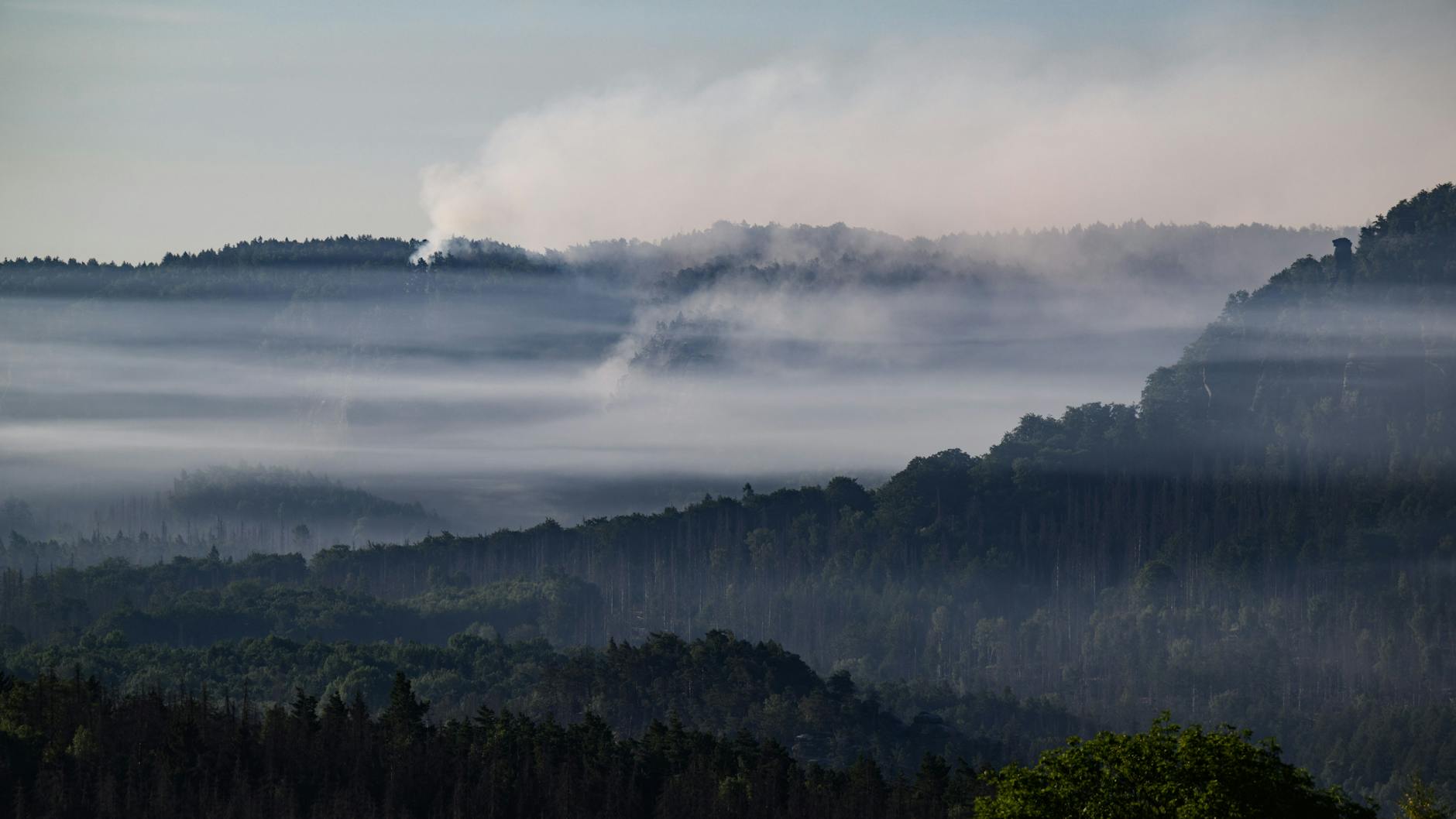 Am Donnerstagmorgen legten sich die Rauchschwaden der Waldbrände wie eine Glocke über das Tal.