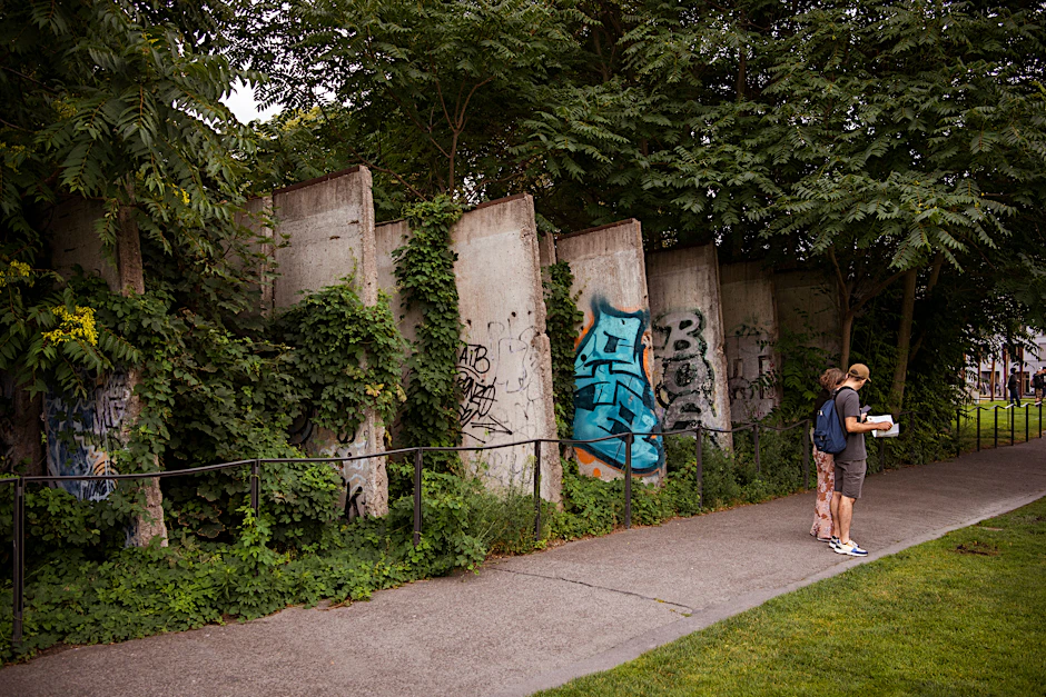 Besucher stehen auf dem Gelände der Gedenkstätte Berliner Mauer an der Bernauer Straße.