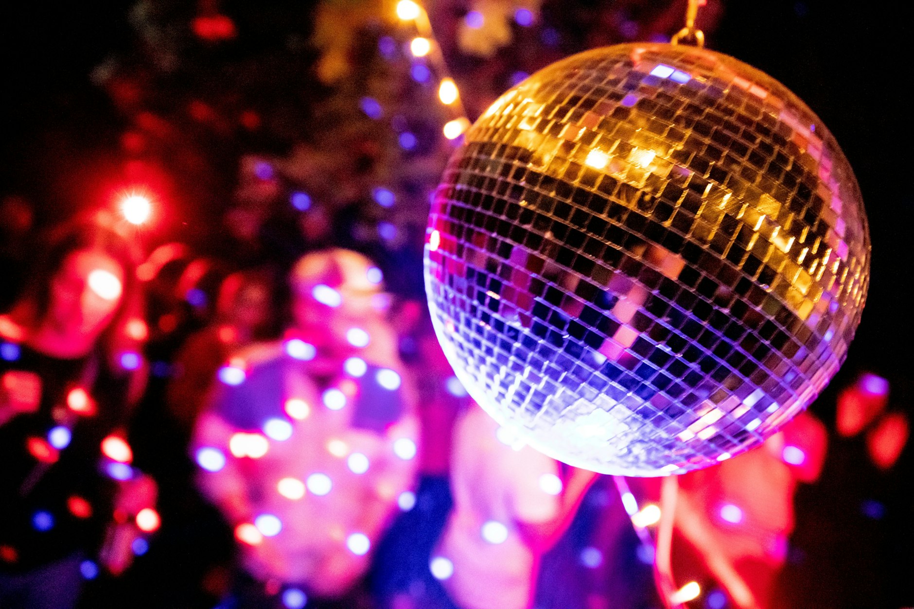 Im Suff über ’nen Puff grölen: Das beschreibt vielleicht besonders anschaulich das Pop-Phänomen „Layla“. An dem Lied führt im Sommer 2022 jedenfalls nichts vorbei. Das bringt ihm jetzt auch den offiziellen Titel „Sommerhit des Jahres“ ein.