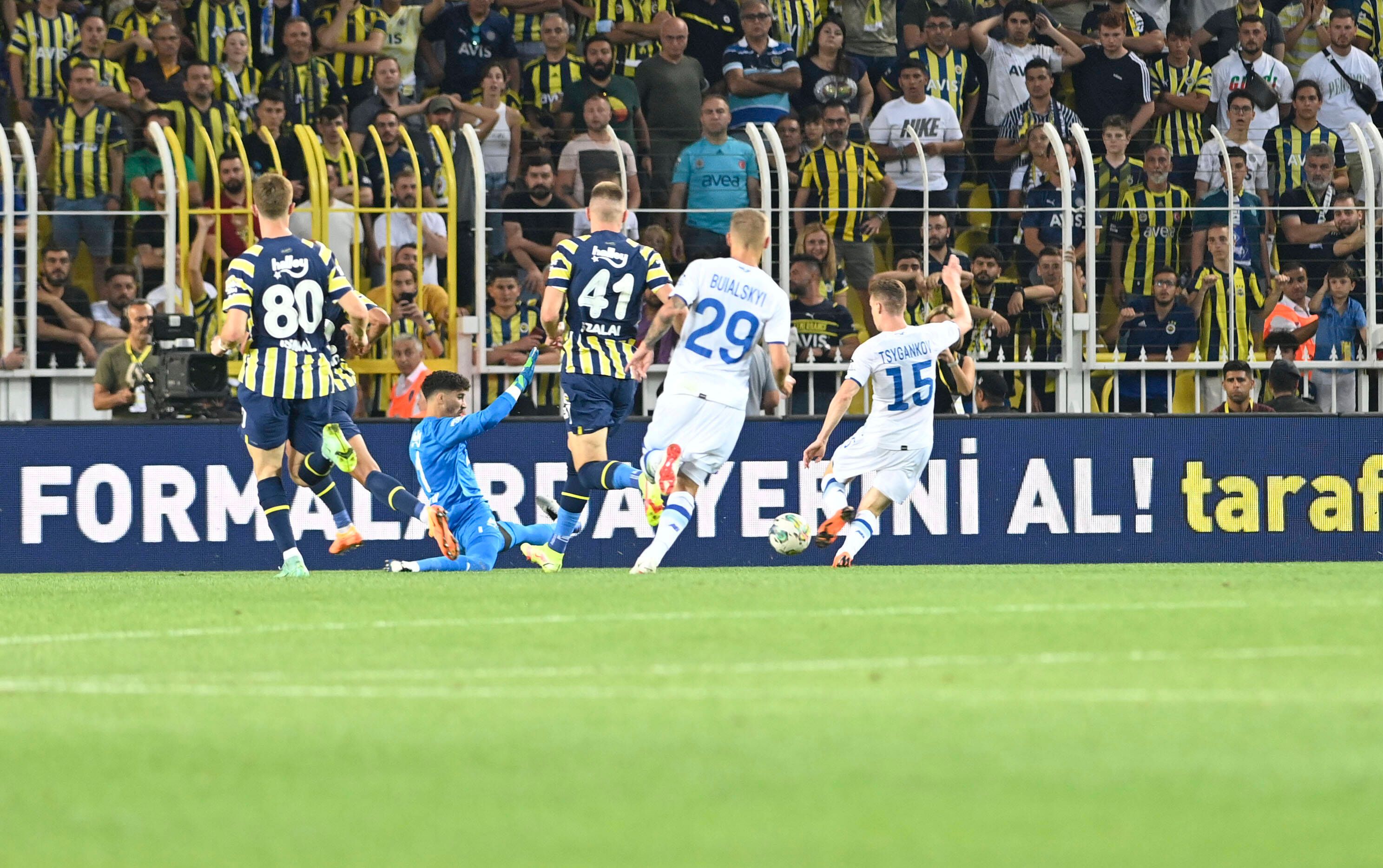 Image - Irre! Fenerbahce-Fans feiern im Champions League-Spiel gegen Dynamo Kiew Russen-Diktator Wladimir Putin