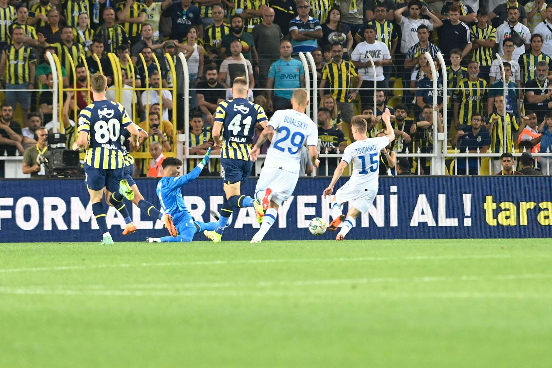 Beim Spiel zwischen Fenerbahce Istanbul und Dynamo Kiew kam es zum Eklat auf den Rängen.