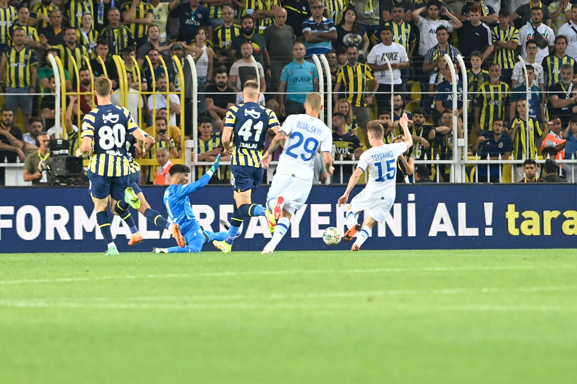 Beim Spiel zwischen Fenerbahce Istanbul und Dynamo Kiew kam es zum Eklat auf den Rängen.