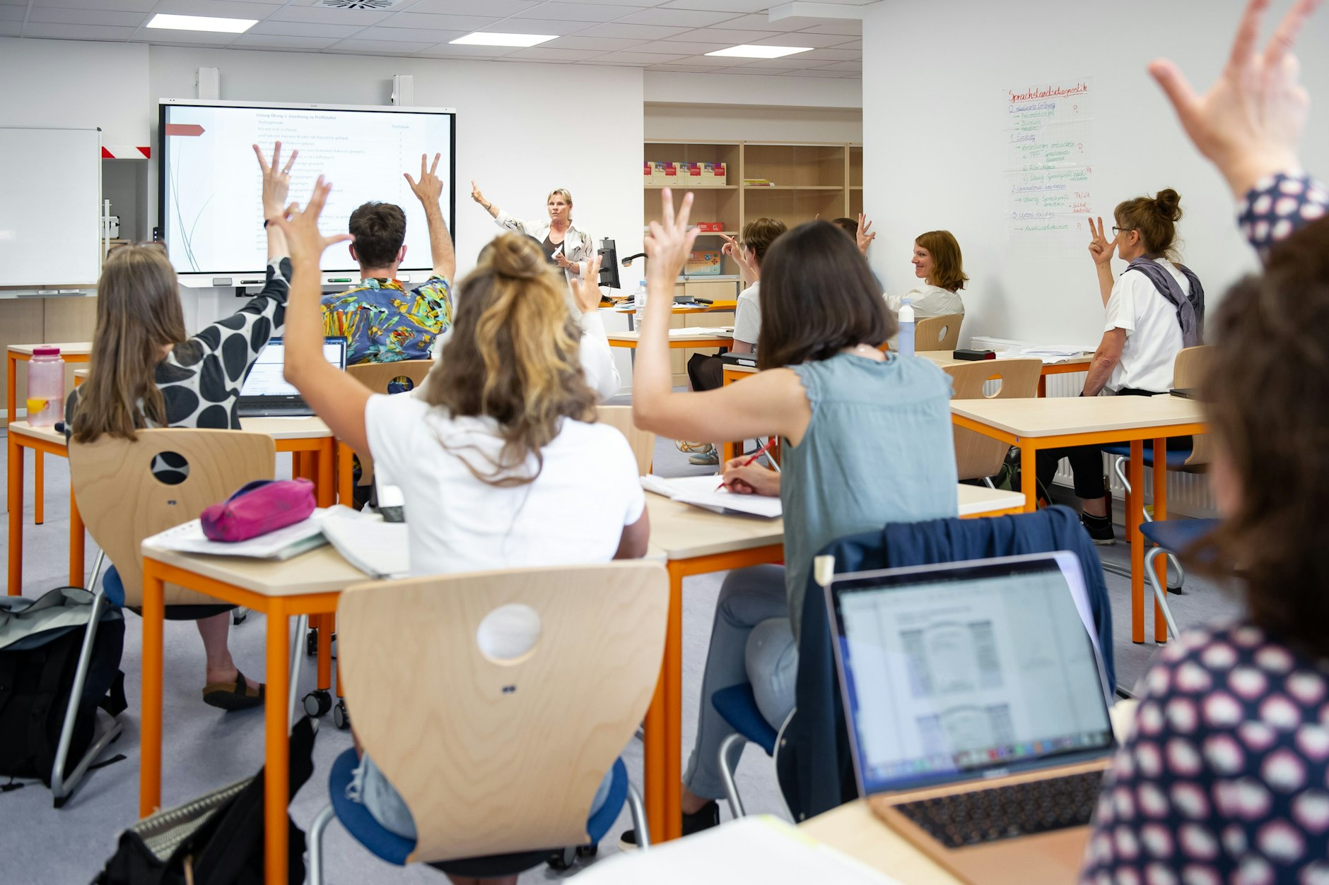 Gibt es hier eigentlich jemanden, der sich nicht meldet?